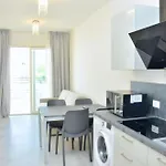 Inviting Calm And Bright Flat Near The Бібіоне
