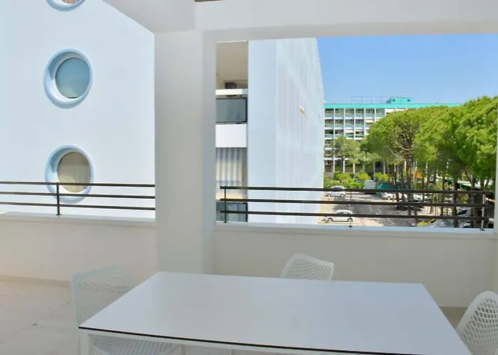 Inviting Calm And Bright Flat Near The Daire